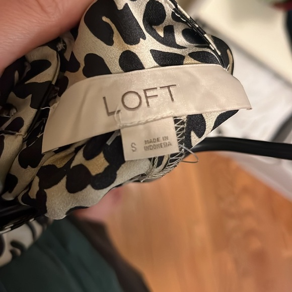 Leopard LOFT split tunic blouse with buttons on back of collar. New, never worn - Picture 3 of 4